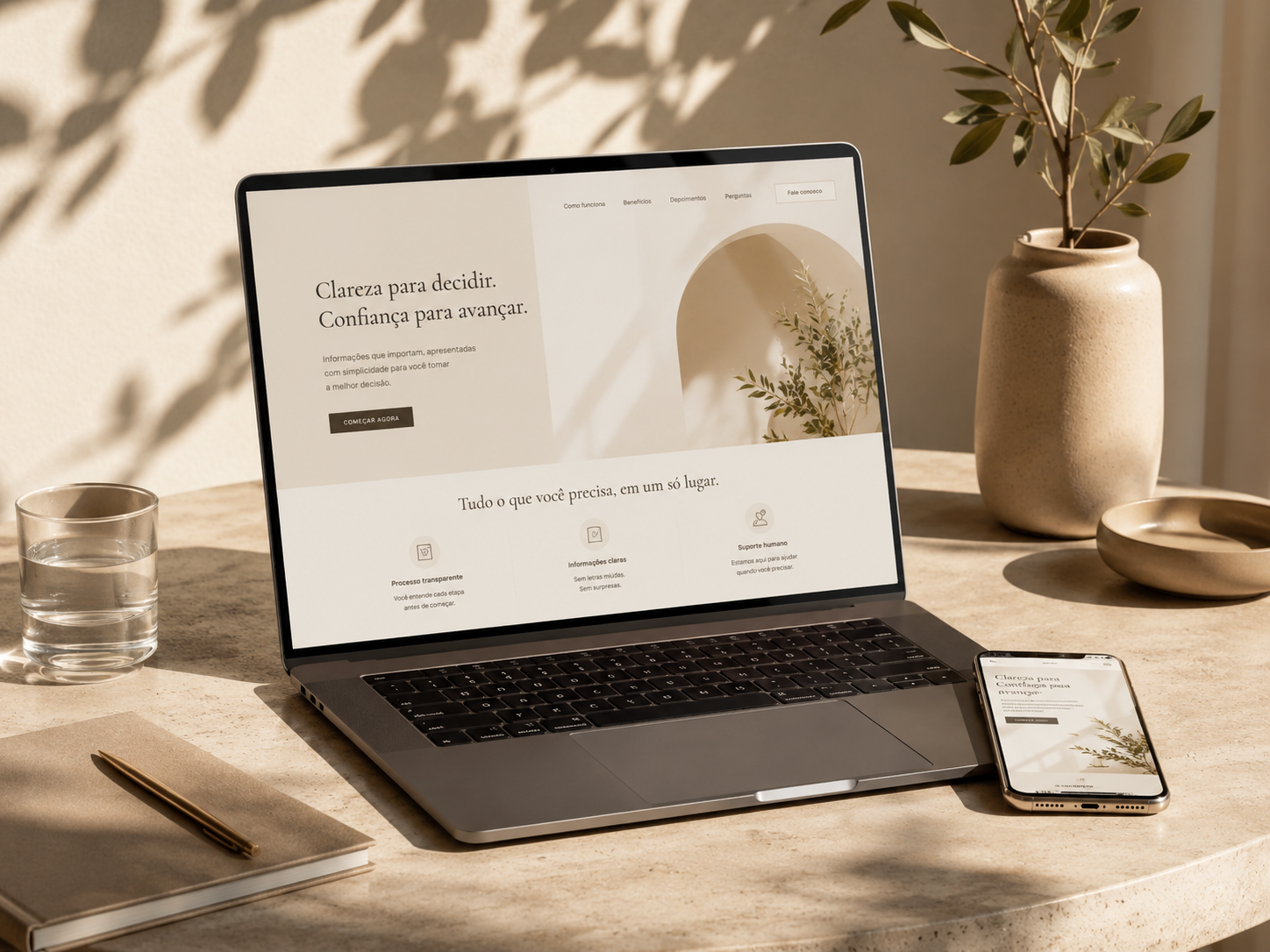 Notebook exibindo uma landing page em ambiente minimalista, com luz natural e composição editorial sofisticada.